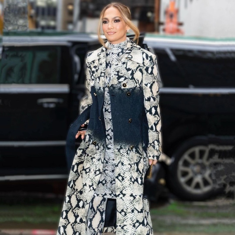 تصاميم جينيفر لوبيز وباتت من أبرز إتجاهات الموضة