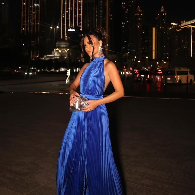 ديما الأسدي يليق بها الأزرق الكوبالت وهي صاحبة بشرة سمراء 