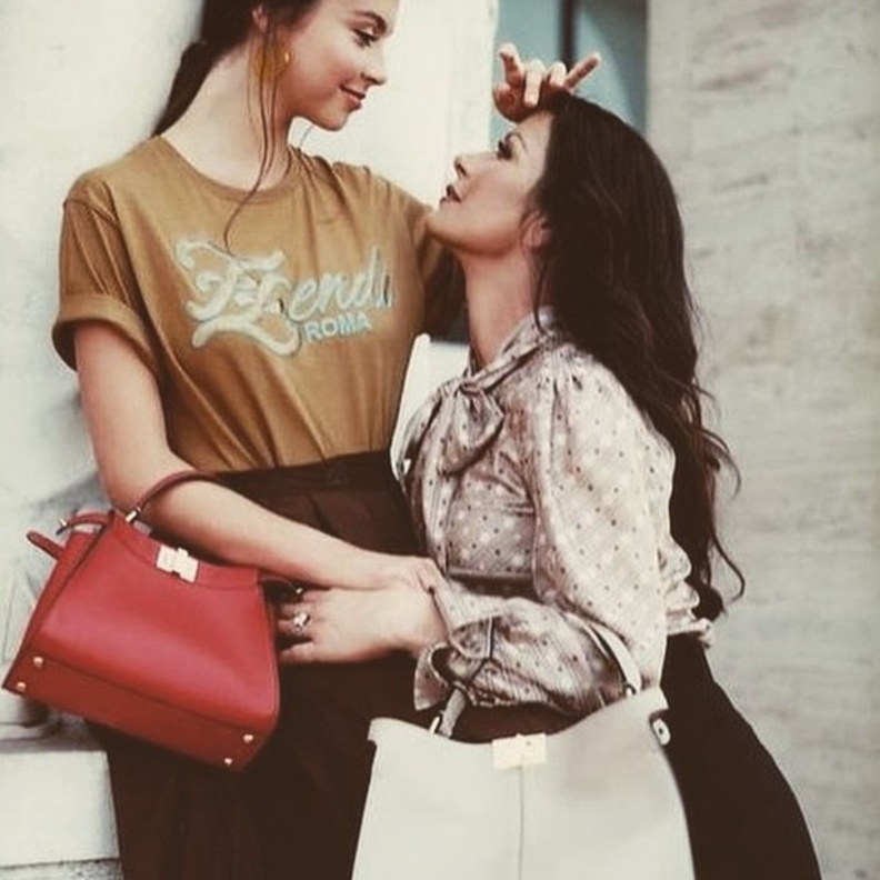 كيف نسقت النجمات الأمهات تصاميم المجوهرات في المناسبات المختلفة؟