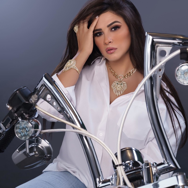 بطلة مسلسل ضرب نار ياسمين عبد العزيز بتصاميم مجوهرات مميزة وفاخرة