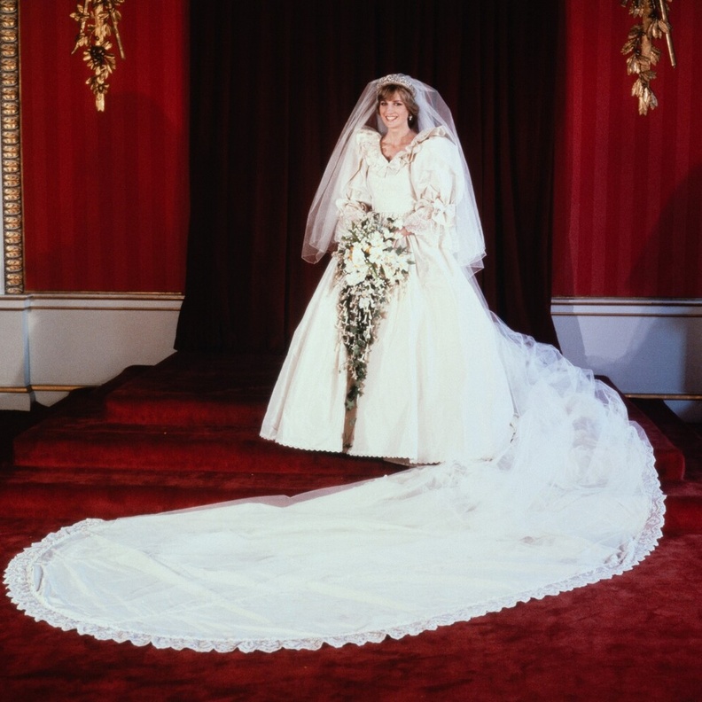 فستان وحتى قطعة حلوى! أشهر ممتلكات الأميرة ديانا التي تم بيعها في المزاد العلني