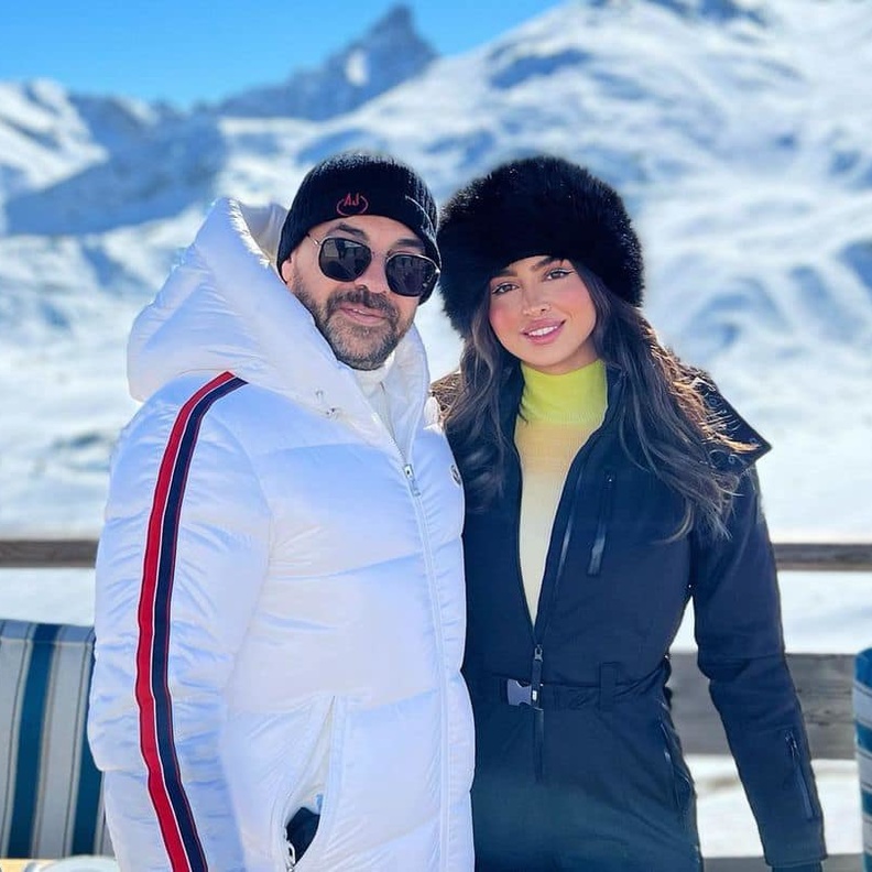 الإختيارات الكاجوال والشبابية المفضّلة لهما.. نظرة على إطلالات طارق العريان ونيكول سعفان منذ زواجهما