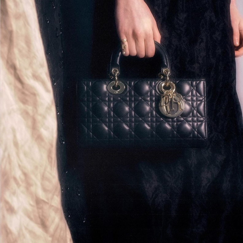 أسرار وقصص غريبة وراء تصميم أشهر حقائب الماركات العالمية