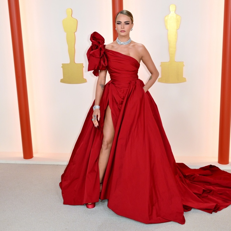 كارا ديليفين بفستان جذاب باللون الأحمر