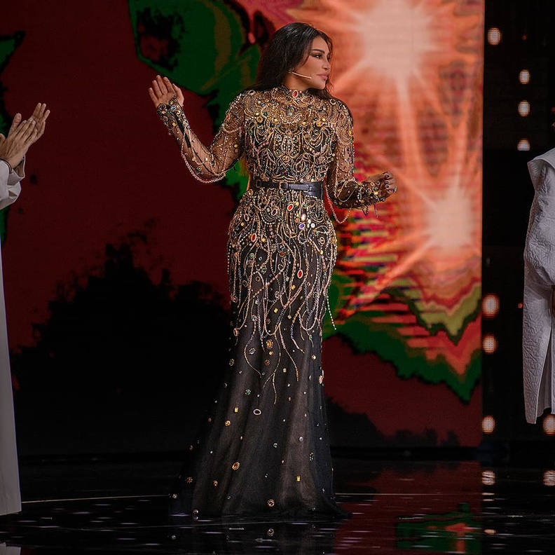 أحلام تضع تعديلاتها الخاصة على فستانها الفخم في "سعودي آيدول" والأبيض يجمع أصالة وسارة مراد ..بالصور