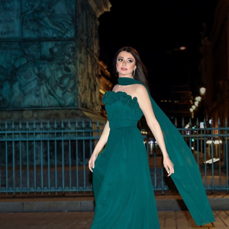  ماريتا الحلاني تلهم الصبايا بفساتين سهرة بموديلات ناعمة