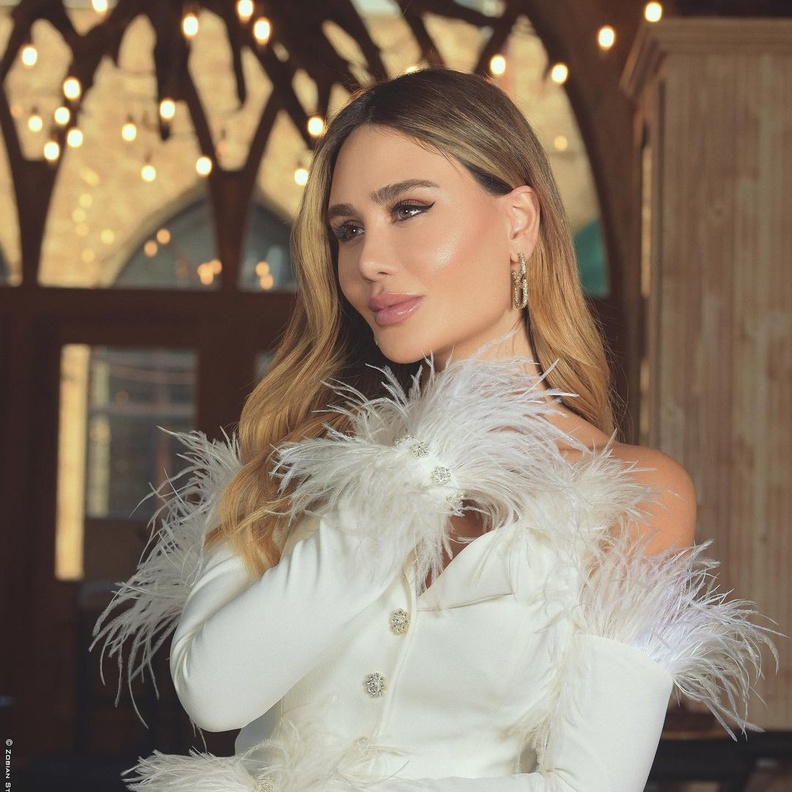 البدلة البيضاء لإطلالة غير تقليدية في سهرات رمضان استوحيها من  النجمات