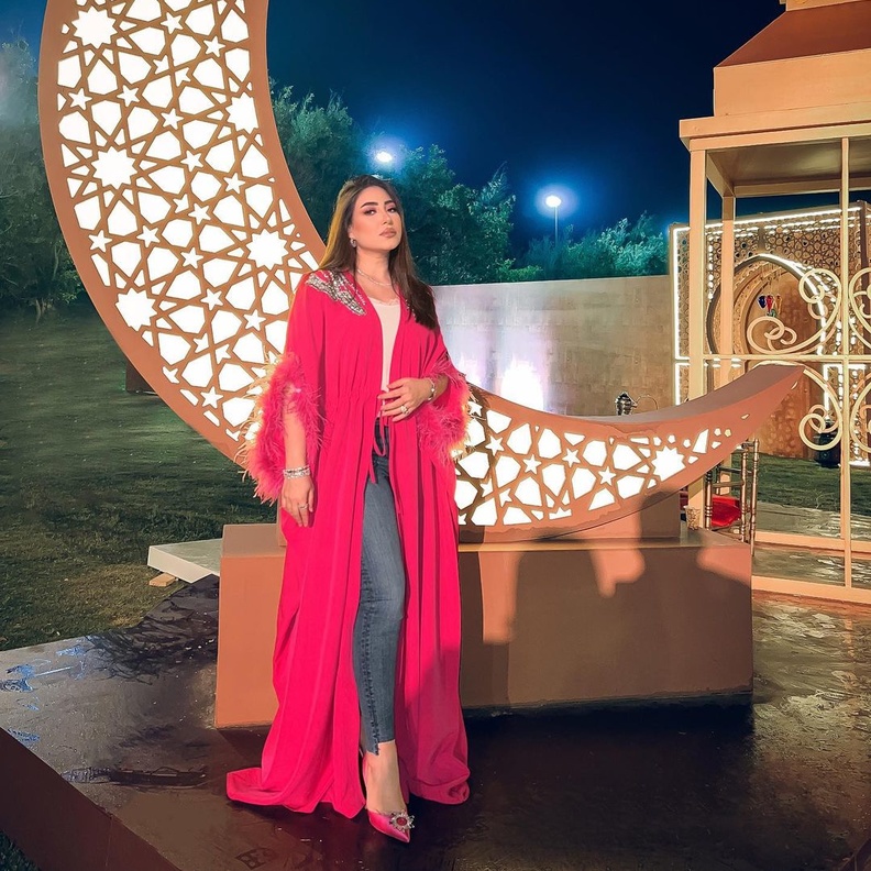 تنسيقات عصرية للعباية مع الجينز لإطلالة مميزة في رمضان من وحي النجمات