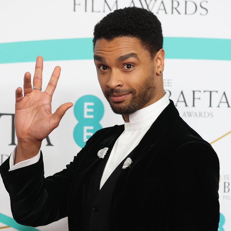 الممثل Regé jean page يتألق بمجوهرات Boucheron