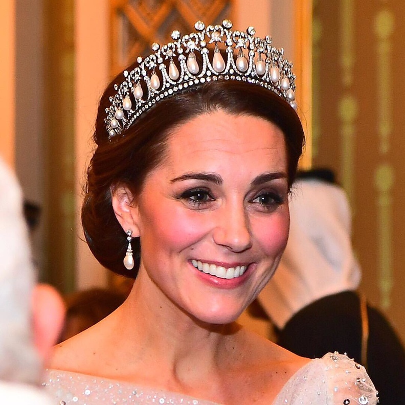 مجوهرات الملكة ماري تك Mary of Teck.. تصاميم أسست صندوق العائلة المالكة البريطانية