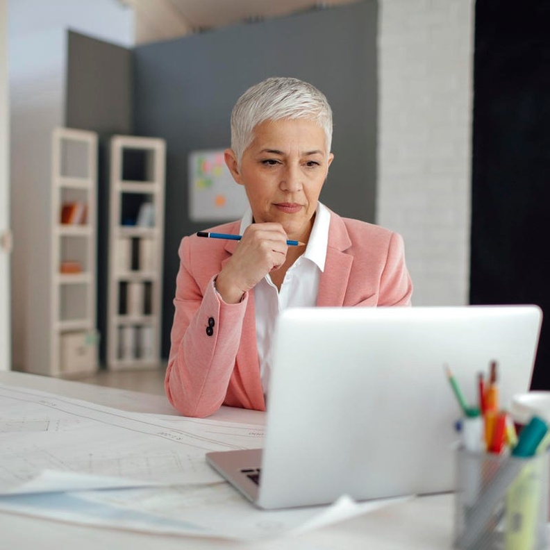 6 طرق يمكن للشركات بها دعم النساء في منتصف العمر