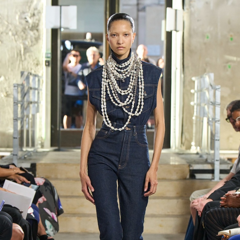 إذا كنت تريدين الاستثمار في قطعة أساسية لخزانتك.. .الدنيم هو ما تبحثين عنه!