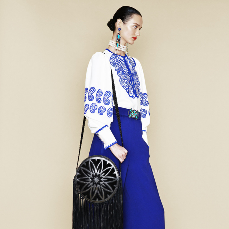 إطلالة باللّونين الأزرق والأبيض من Andrew Gn