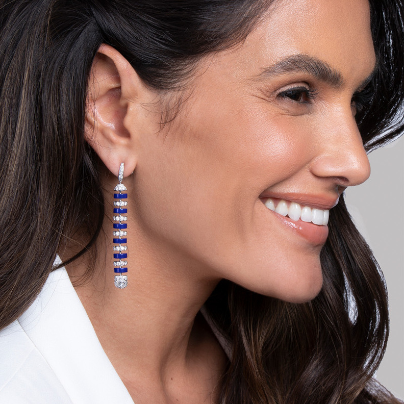 تنسيقات أقراط ذهب طويلة وفساتين ميدي مناسبة للأمهات في عيدهن