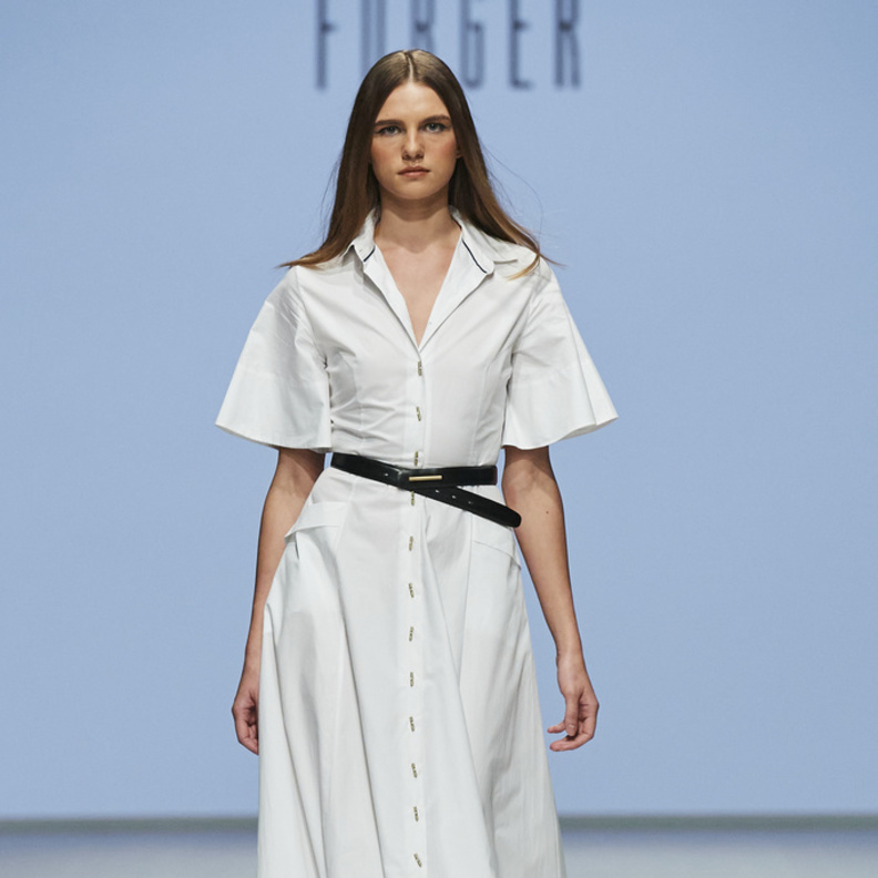 إطلالة بفستان أبيض محتشم من Atelier Forger