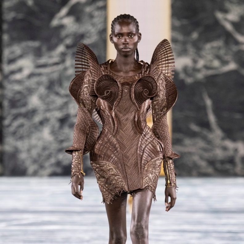 7 دور أزياء بعثت المرح في سماء عالم الموضة لربيع وصيف 2023