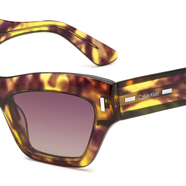 نظارات "Calvin Klein Eyewear"تعلن عن موديلات جديدة لربيع وصيف 2023