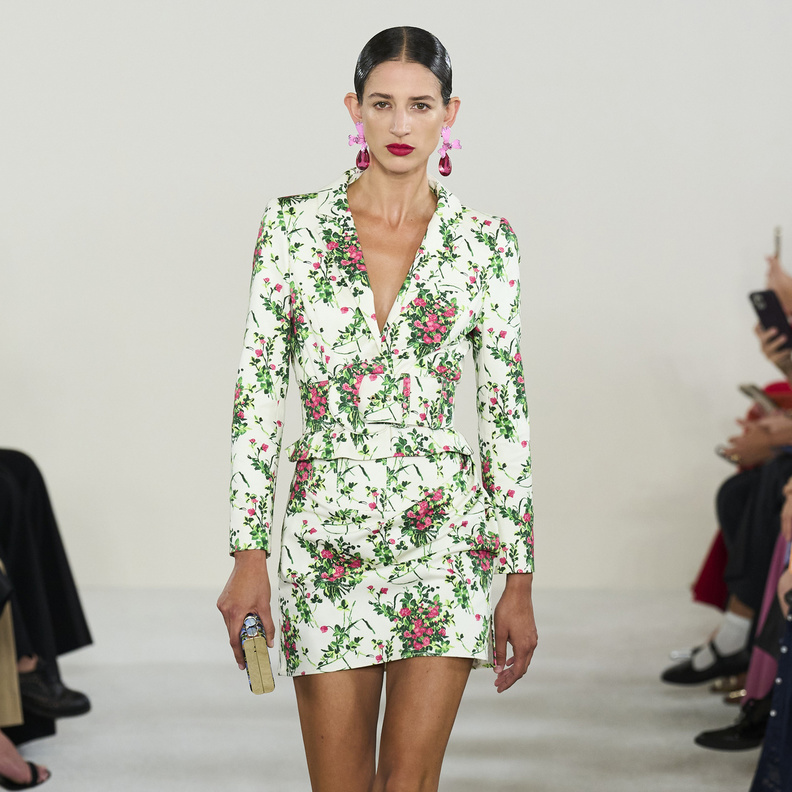 موديلات تنانير قصيرة مطبّعة بالورود وعلى الموضة