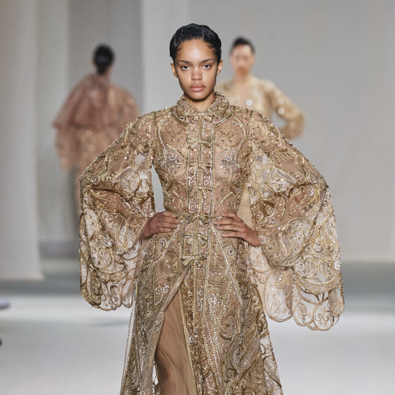 ما علاقة التراث الشرقي بالموضة؟! إطلالات بلمسة شرقية تجتاح عالم الموضة العالمية