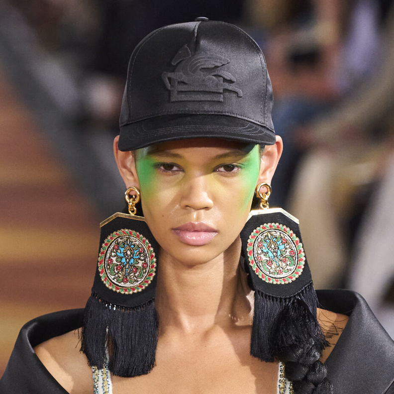 صيحات أقراط صيف 2023 بأحجام كبيرة فهل تجرؤين؟