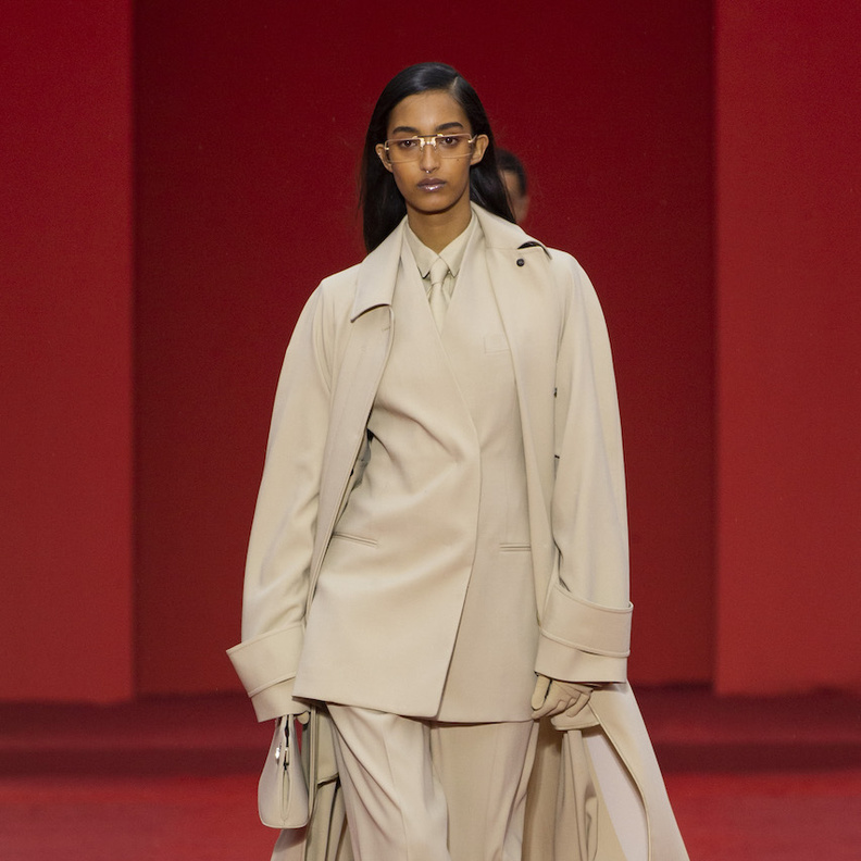 10 قطع أساسية يجب أن تتوفر في خزانة كل امرأة عاملة