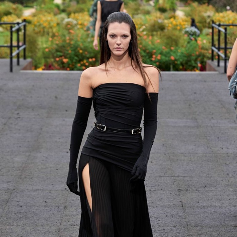 7 مجموعات لفتتنا بإطلالاتها الفائقة الأناقة من عروض ربيع وصيف 2023