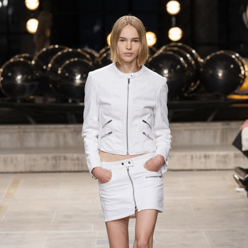 أفكار غير تقليدية لتنسيق جاكيت الجلد البيضاء