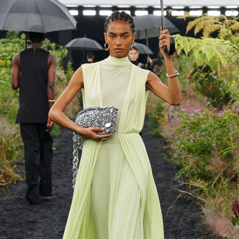 7 عروض تلوّنت بدرجات خضراء لموسم ربيع وصيف 2023