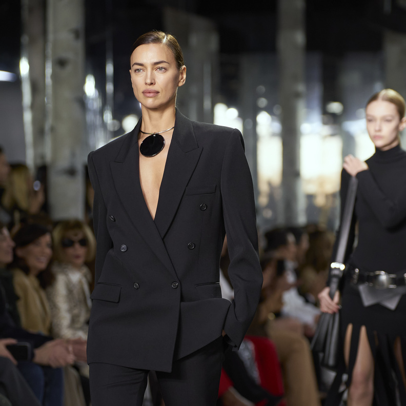 شتاء 2024 أسود فماهي دلالات هذا اللون ولماذا يعتبر من كلاسيكيات الموضة؟