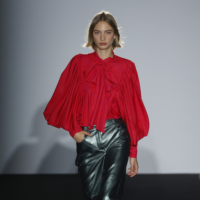 موضة السروال الجلدي الضيق لاطلالاتك في ربيع 2023