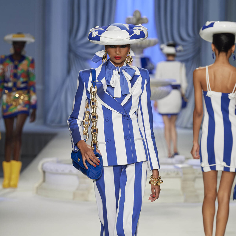 موضة البنطلون المقلم يعود إلى ساحة الموضة