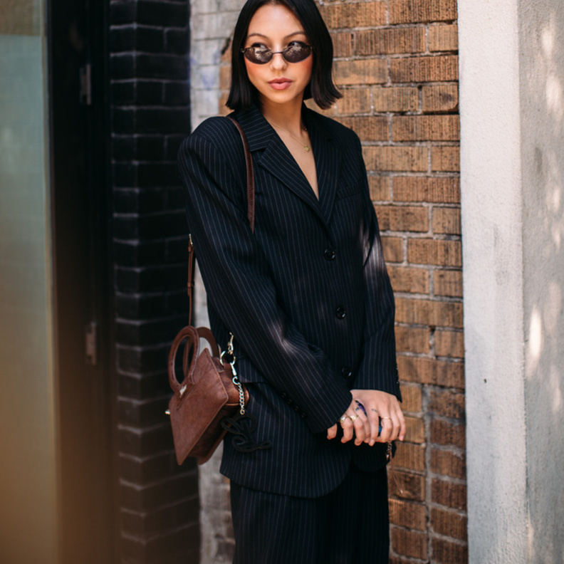 تنسيق الحقيبة البنية بإطلالات مميّزة بأسلوب Street style