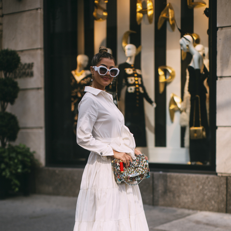 إطلالة مميّزة إعتمد فيها تنورة طويلة باللّون الأبيض من Street style