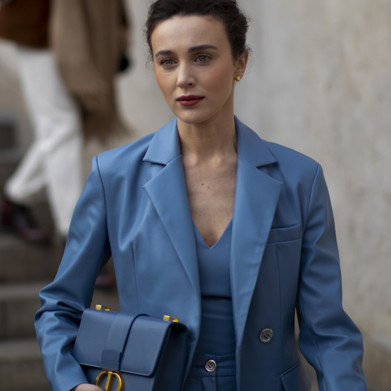 البدل الرسمية تصاميم مميزة تناسب المرأة خلال دوام عملها الصورة من Street style