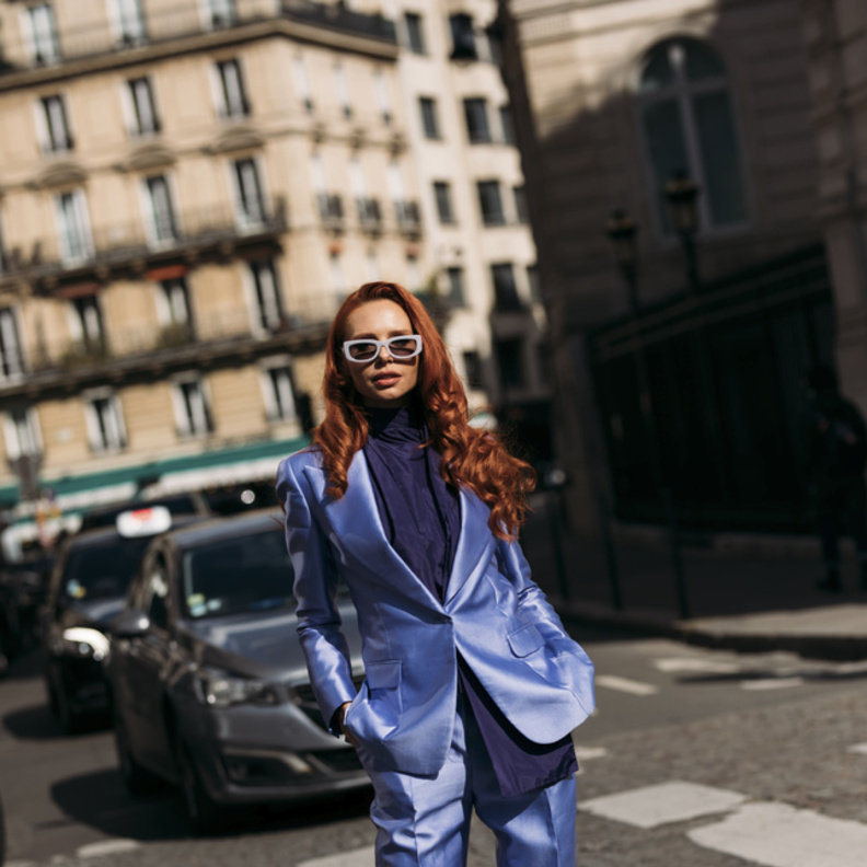 إطلالة من Street style إعتمد فيها بدلة رسمية لافتة باللّون البنفسجي المميّز