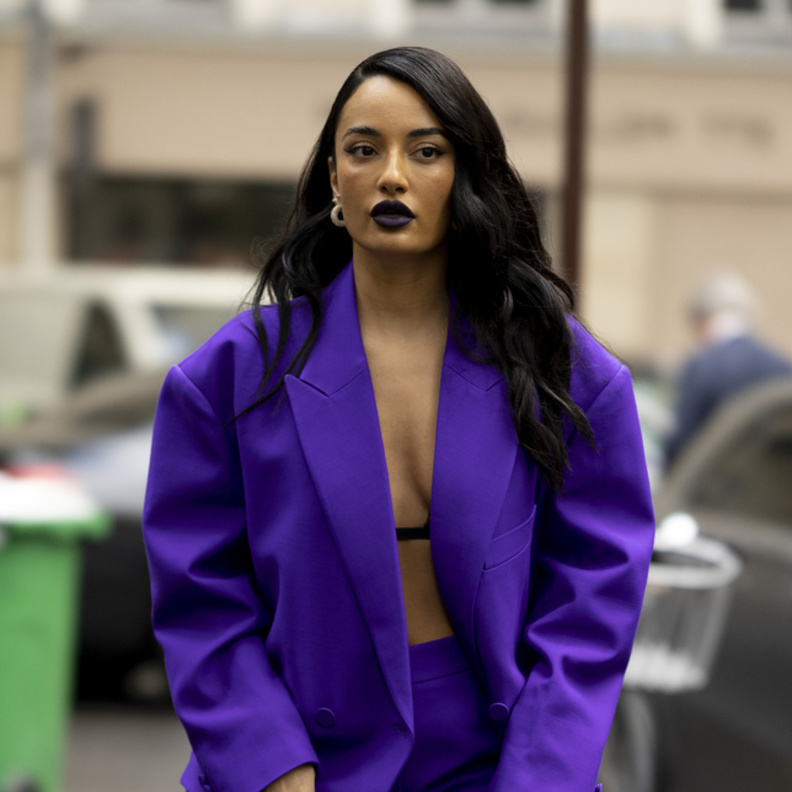 من وحي إطلالات Street style تعرفي معنا على كيفية تنسيق السروال الملون للوك ربيعي وعصري 