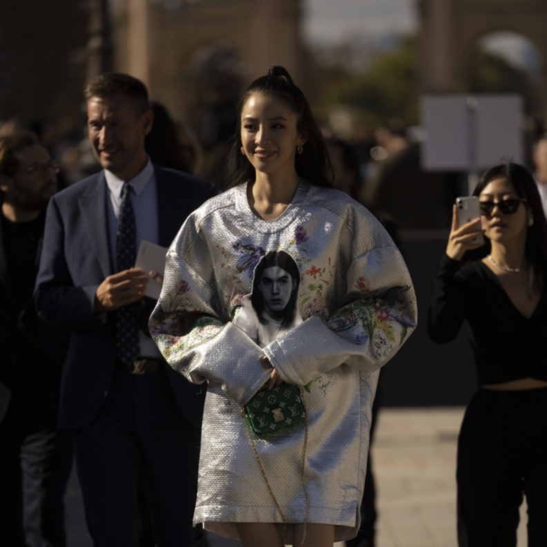 إطلالة ميتاليكية بأسلوب الفستان القصير من Street style