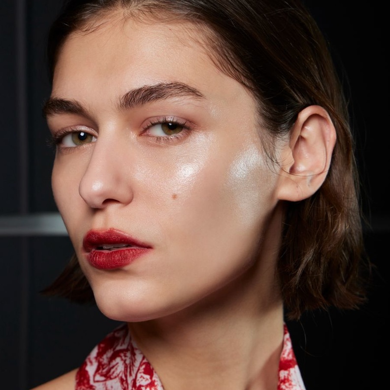 كيف أبدو أصغر سناً بالمكياج