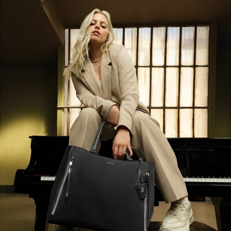 تومي تكشف الستار عن إبداعاتها القادمة من خلال مجموعة فوياجير (Voyageur) المُعاد تصورها بمشاركة رينيه راب