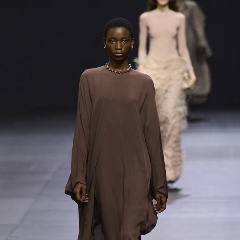 إطلالة مميّزة من Valentino يمكنك تنسيقها في إطلالات رمضان المميّزة