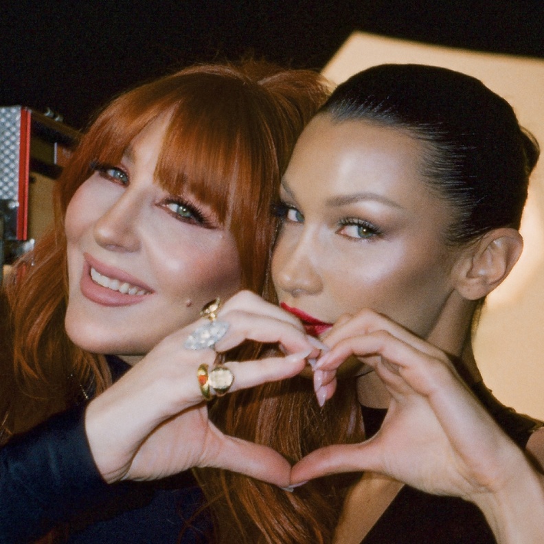 بيلا حديد تنضم إلى شارلوت تلبوري بيوتي