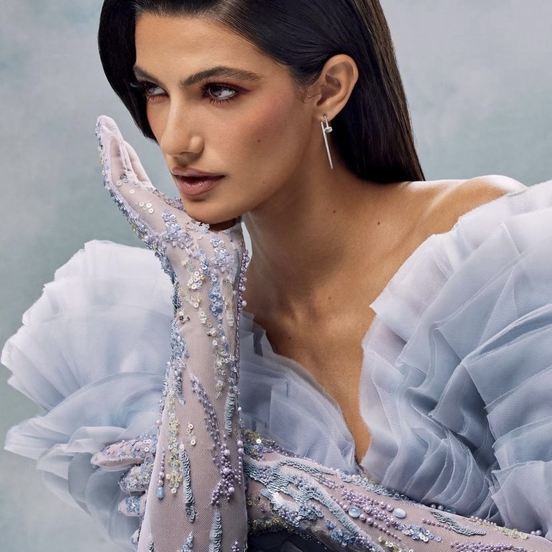 شاهدي أجمل تنسيقات مجوهرات للإطلالات الشبابية من وحي تارا عماد