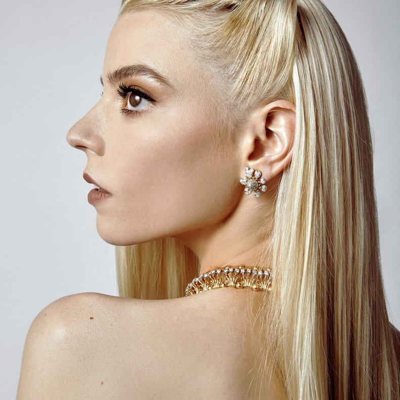 استوحي إطلالة مجوهرات شبابية على خطى نجمات جيل الـ gen z