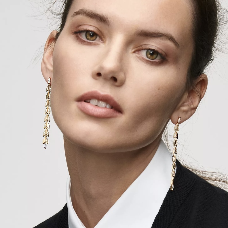 تصاميم أقراط شاندلير من ماركات المجوهرات العالمية لإطلالة عصرية لا مثيل لها