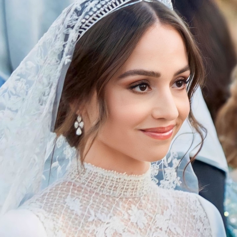 الملك عبد الله كلّل فستان زفاف الأميرة ايمان بتاج والدته