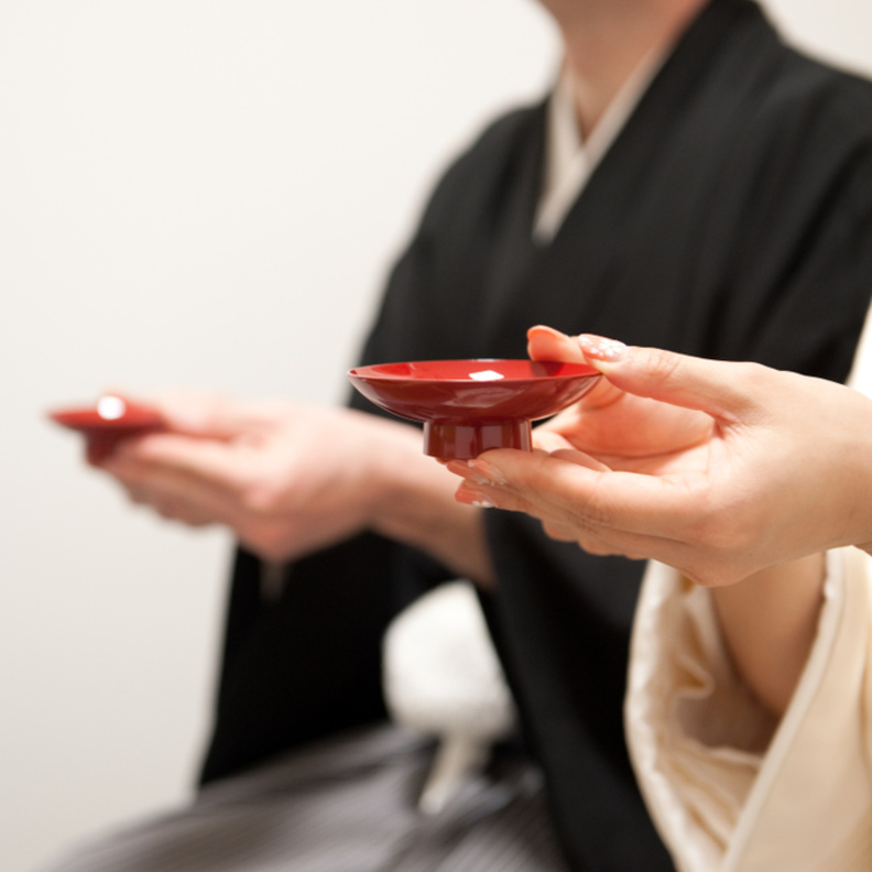 بينها بكاء وضرب وتقبيل.. تعرفوا على أغرب عادات الزواج في العالم