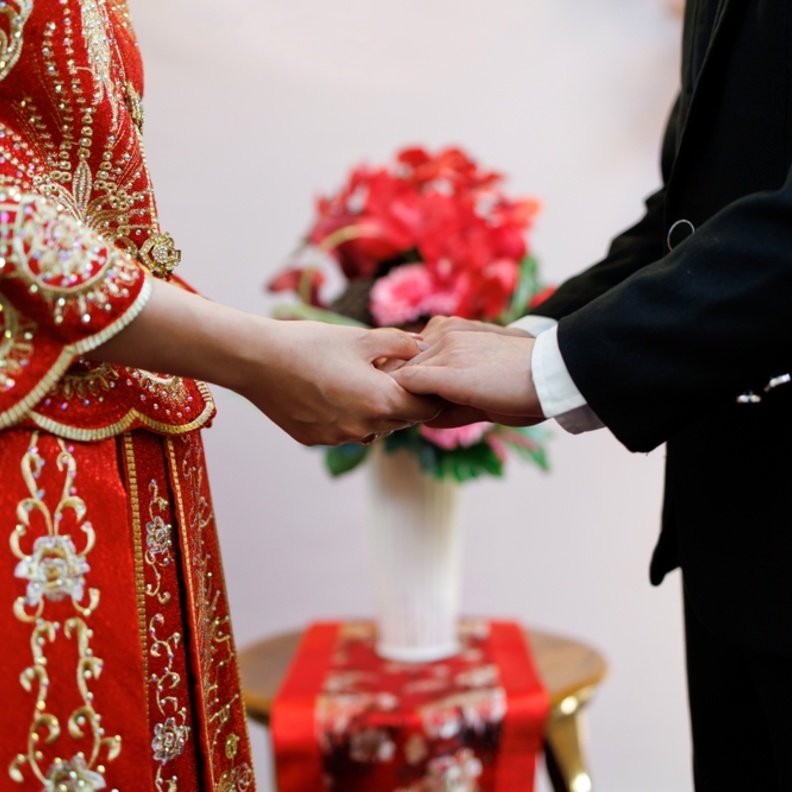 أبرز عادات الزواج الصينية.. بعضها يثير الغرابة مثل تقييد العروس وحرق الأموال