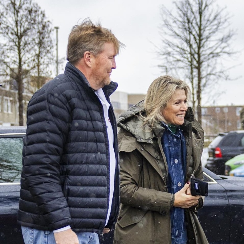 الملكة ماكسيما بإطلالة أنيقة بالجينز في اليوم الوطني الهولندي للتطوع