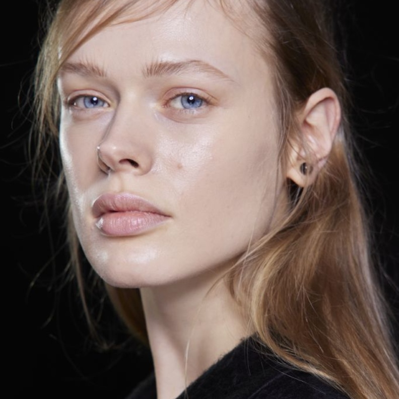 10 أساسيات عليكِ اتباعِها عند تنظيف بشرتكِ لإطلالة مفعمة بالحيوية..لا تغفليها