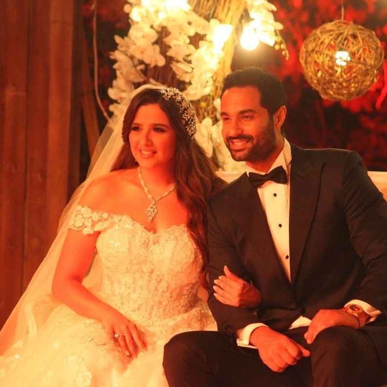 ياسمين عبد العزيز.."عروس" لا تتخلى عن فستان الزفاف في معظم أعمالها فما السر؟!